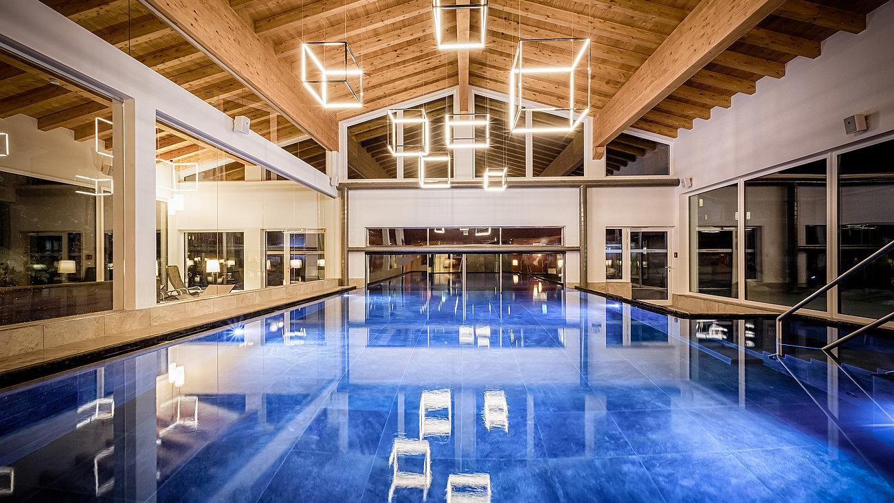 Hallenbad mit Beleuchtung